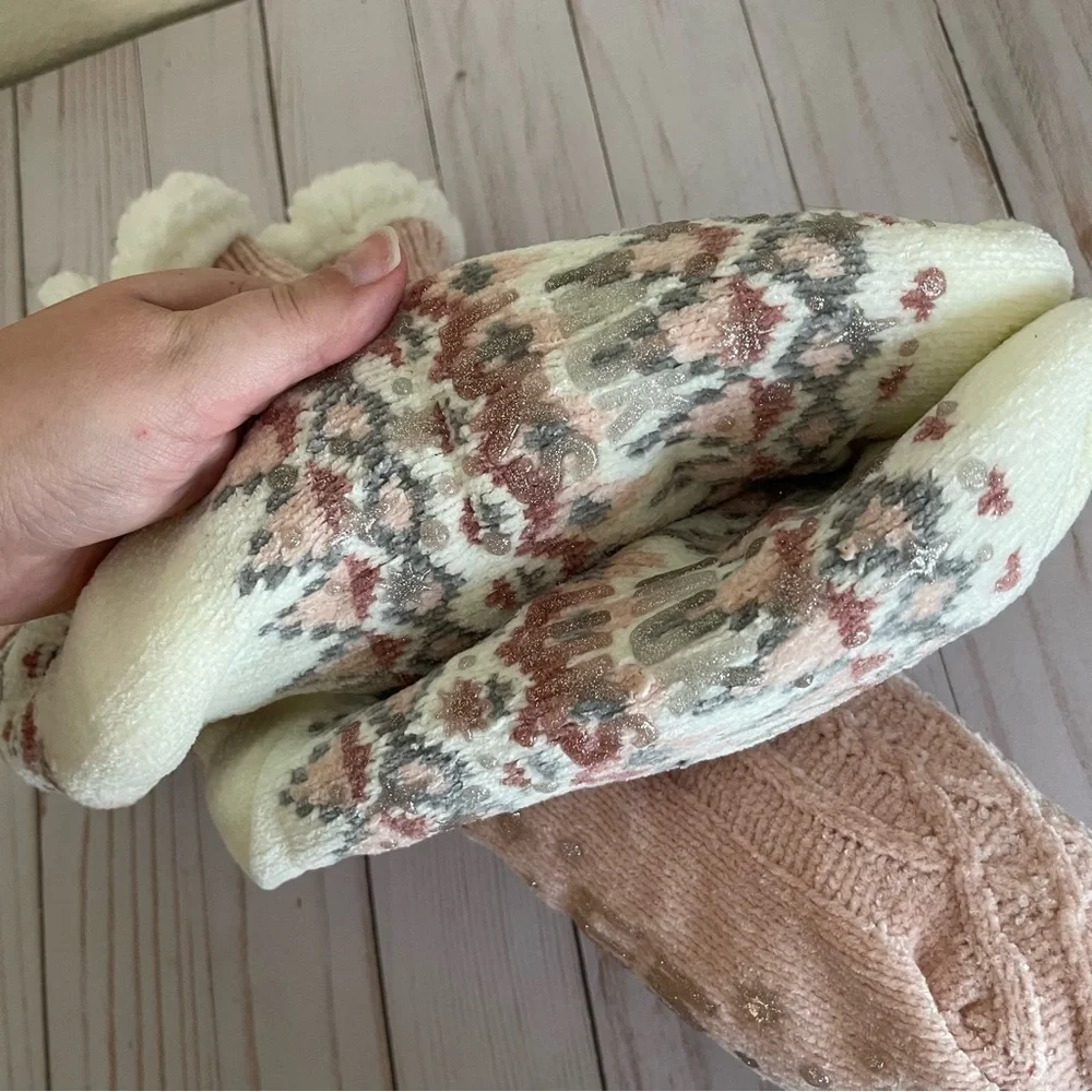 NWOT Muk Luks 2 Pairs Fluffy Slipper Socks Pink Winter Holiday Stocking Stuffer
